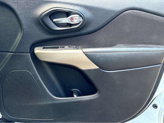 Used 2018 Jeep Cherokee Latitude w/ Altitude Package FWD image 18
