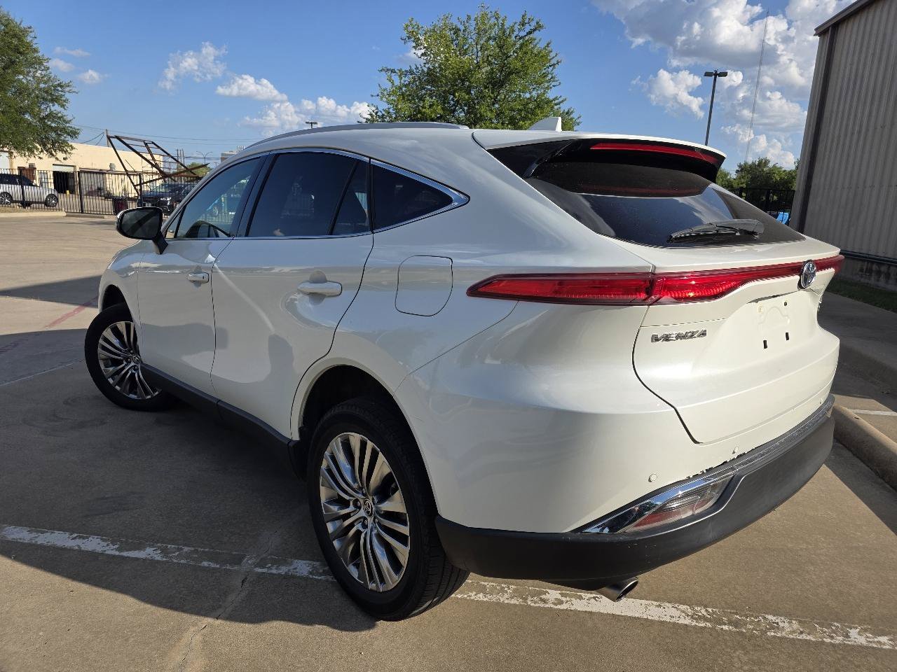 Used 2022 Toyota Venza XLE AWD/4WD image 3