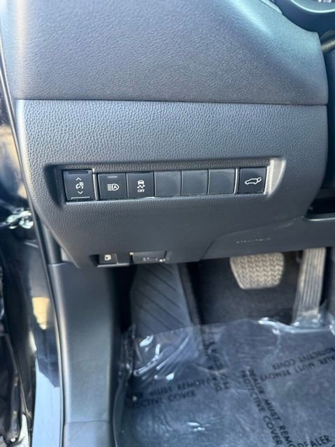 Certified 2022 Toyota Venza LE image 16