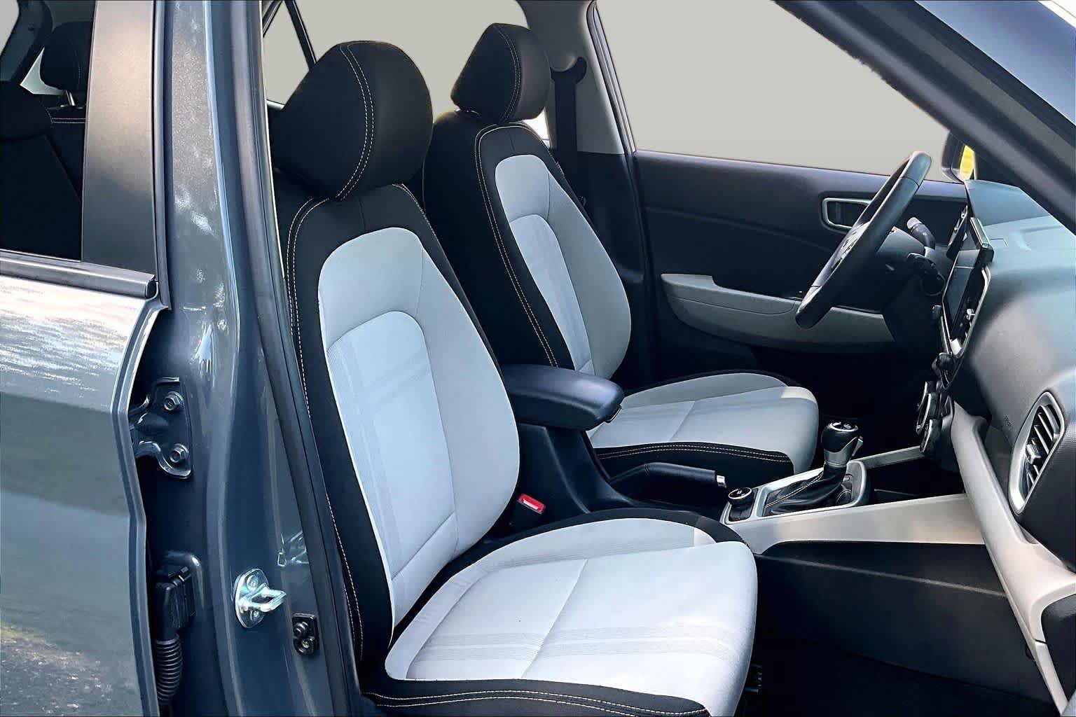 Used 2025 Hyundai Venue SEL FWD image 9