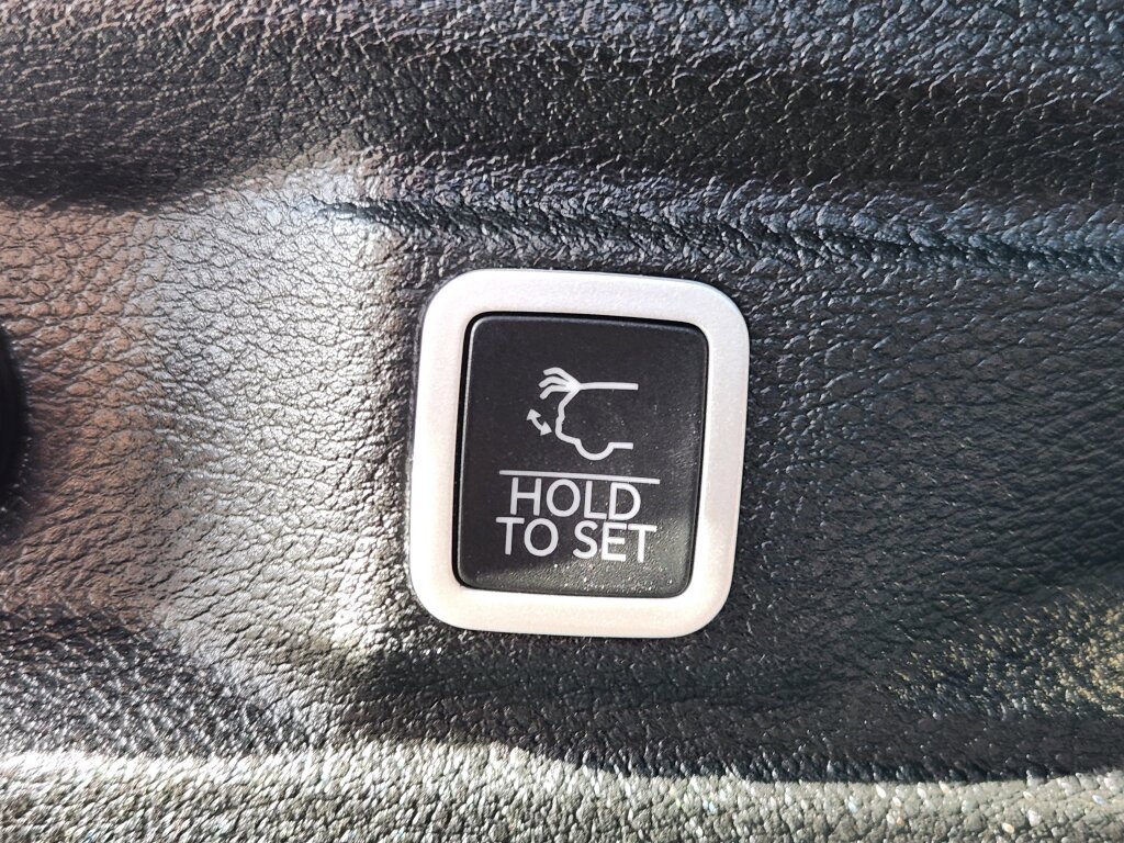 Used 2024 Jeep Grand Cherokee L Laredo image 13