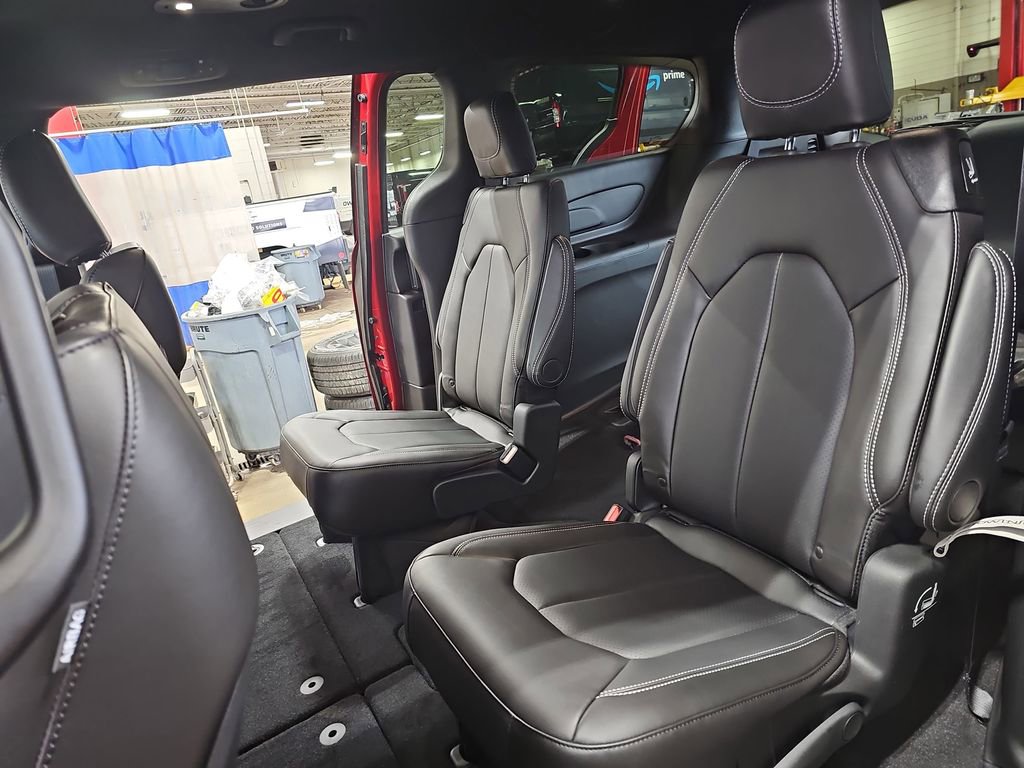 New 2026 Chrysler Pacifica Select image 16