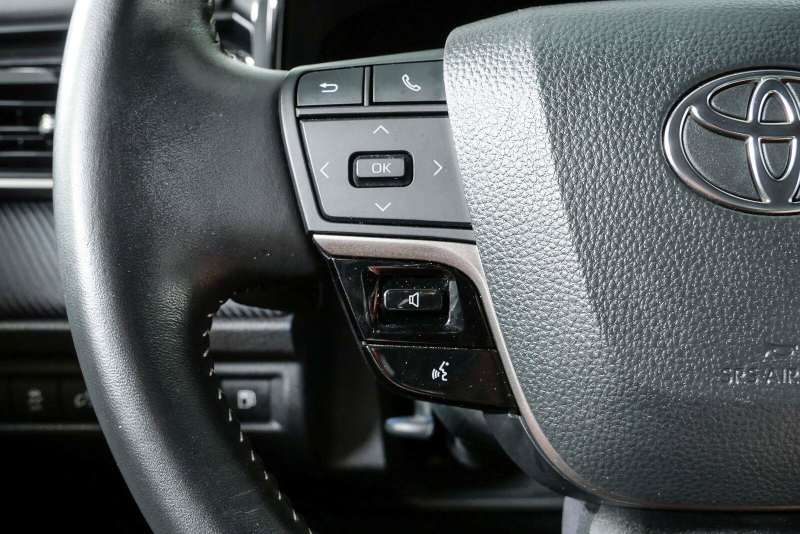 Used 2025 Toyota Camry SE w/ Convenience Package FWD image 10