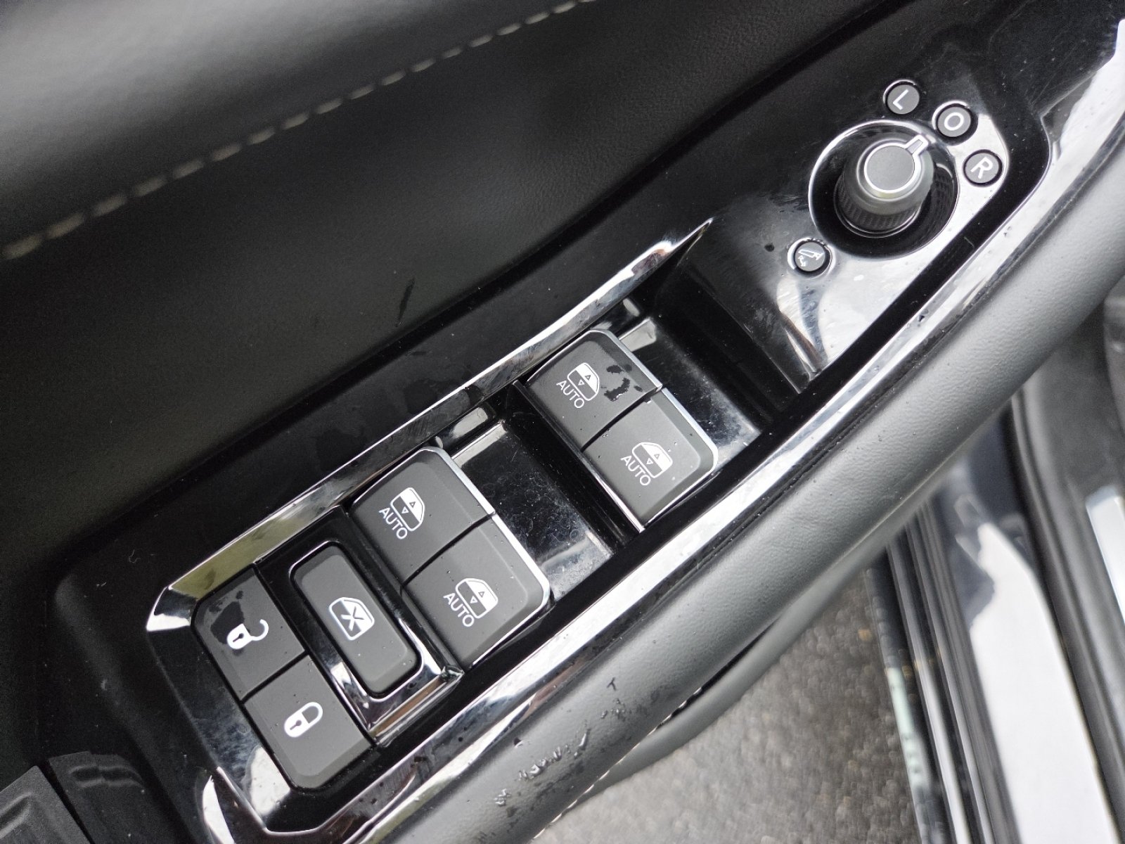 Used 2022 Jeep Grand Cherokee Overland AWD/4WD image 34