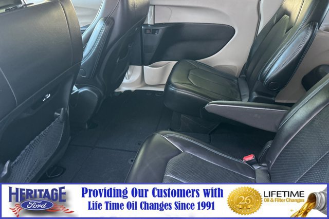 Used 2021 Chrysler Pacifica Touring-L FWD image 12