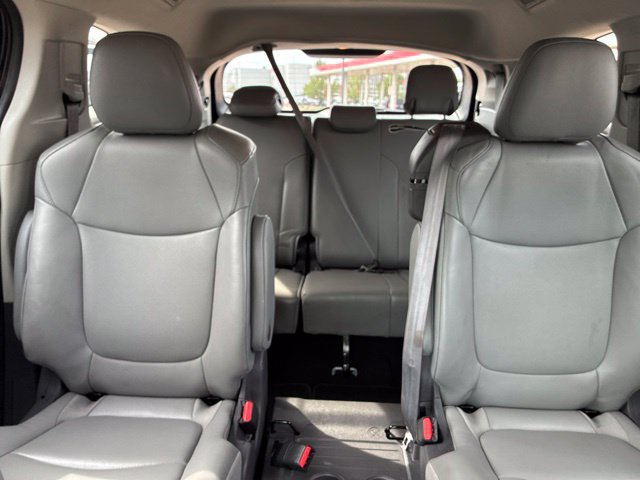 Used 2021 Toyota Sienna XLE FWD image 17