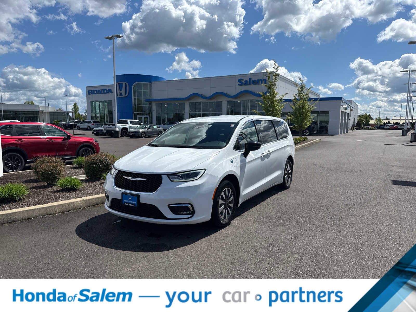 Used 2024 Chrysler Pacifica Select image 1