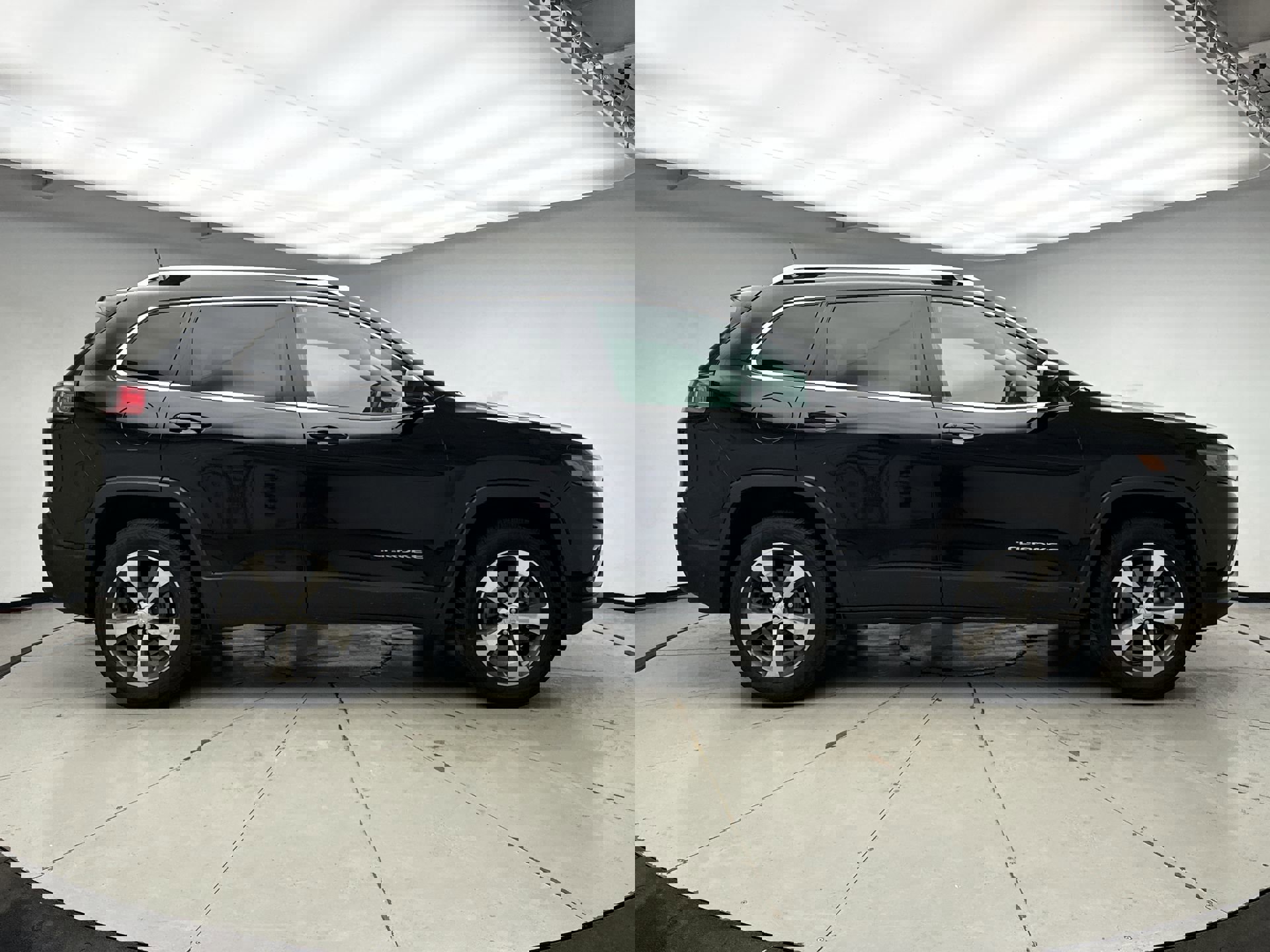 Used 2019 Jeep Cherokee Limited image 6