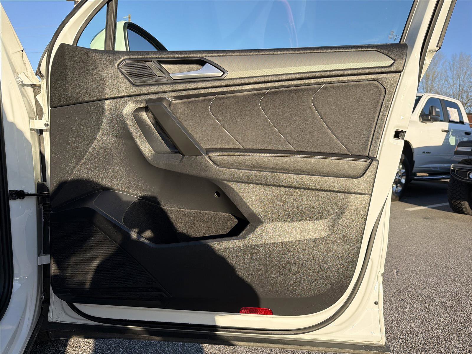 Used 2022 Volkswagen Tiguan SE image 12