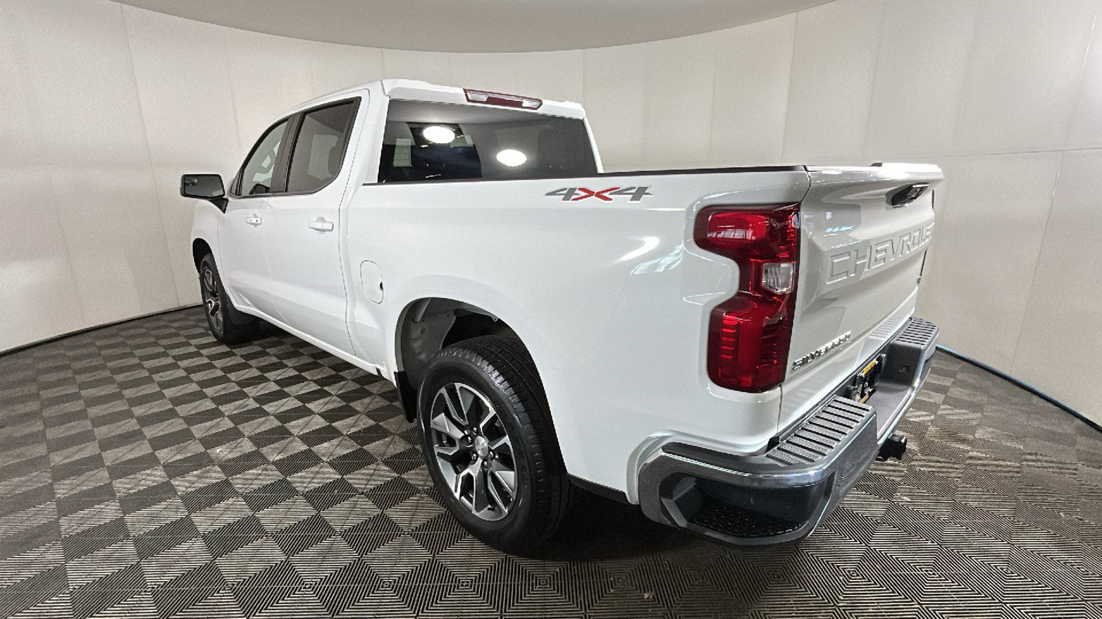 Used 2023 Chevrolet Silverado 1500 LT AWD/4WD image 5