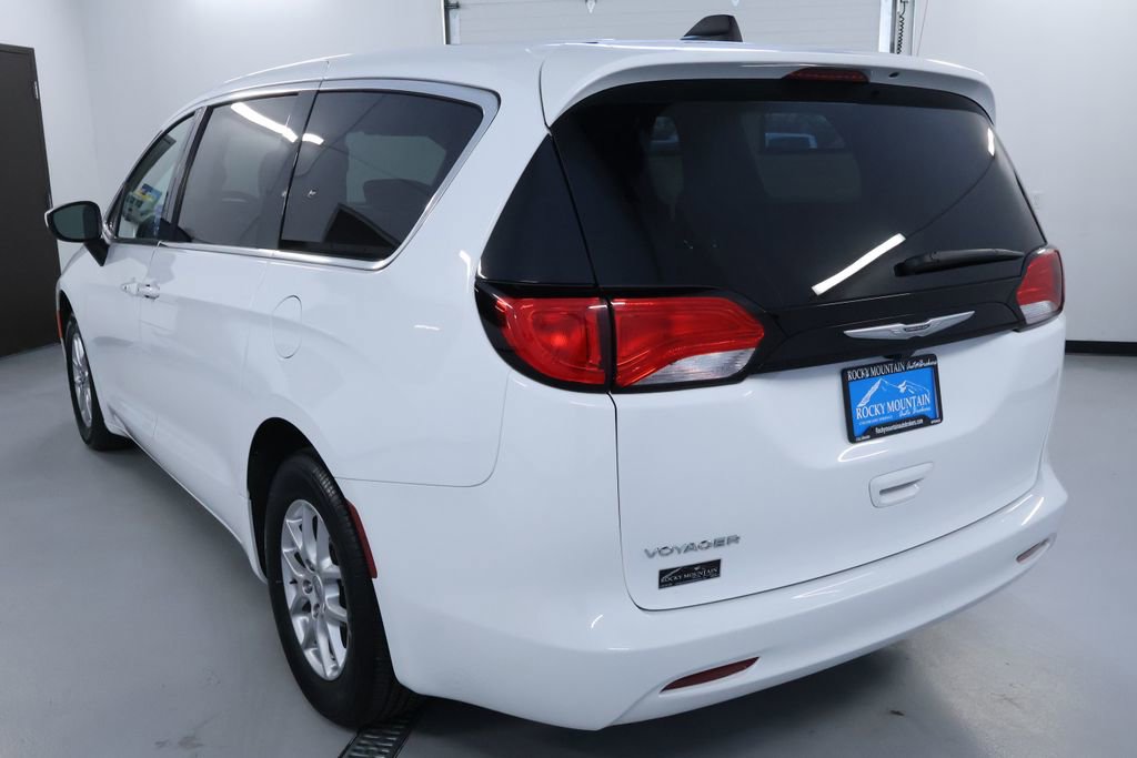 Used 2023 Chrysler Voyager LX image 5