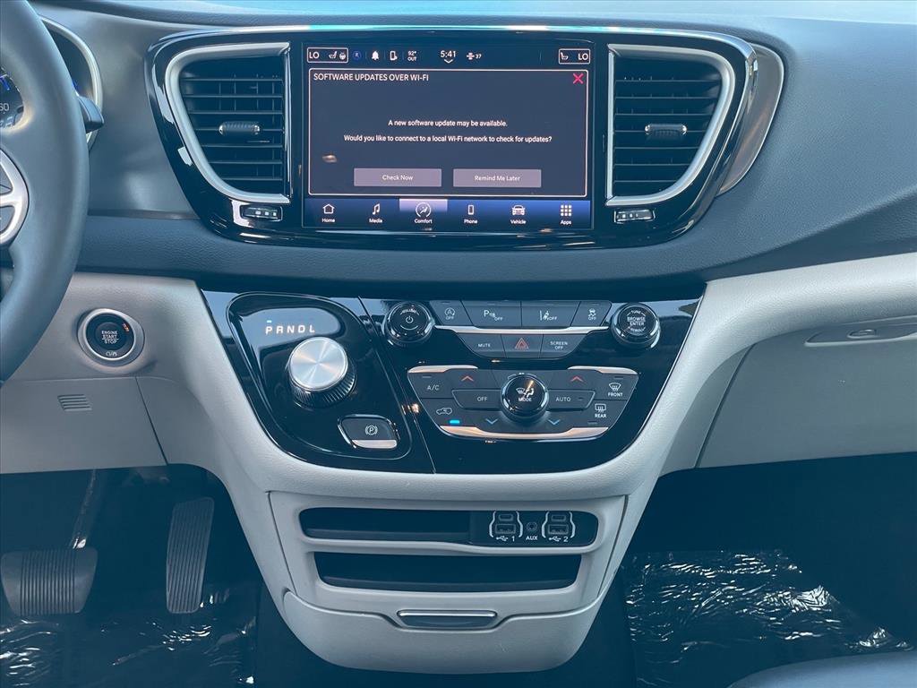 Used 2024 Chrysler Pacifica Touring-L FWD image 15