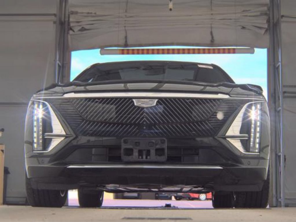 Used 2024 Cadillac Lyriq Luxury AWD/4WD image 3