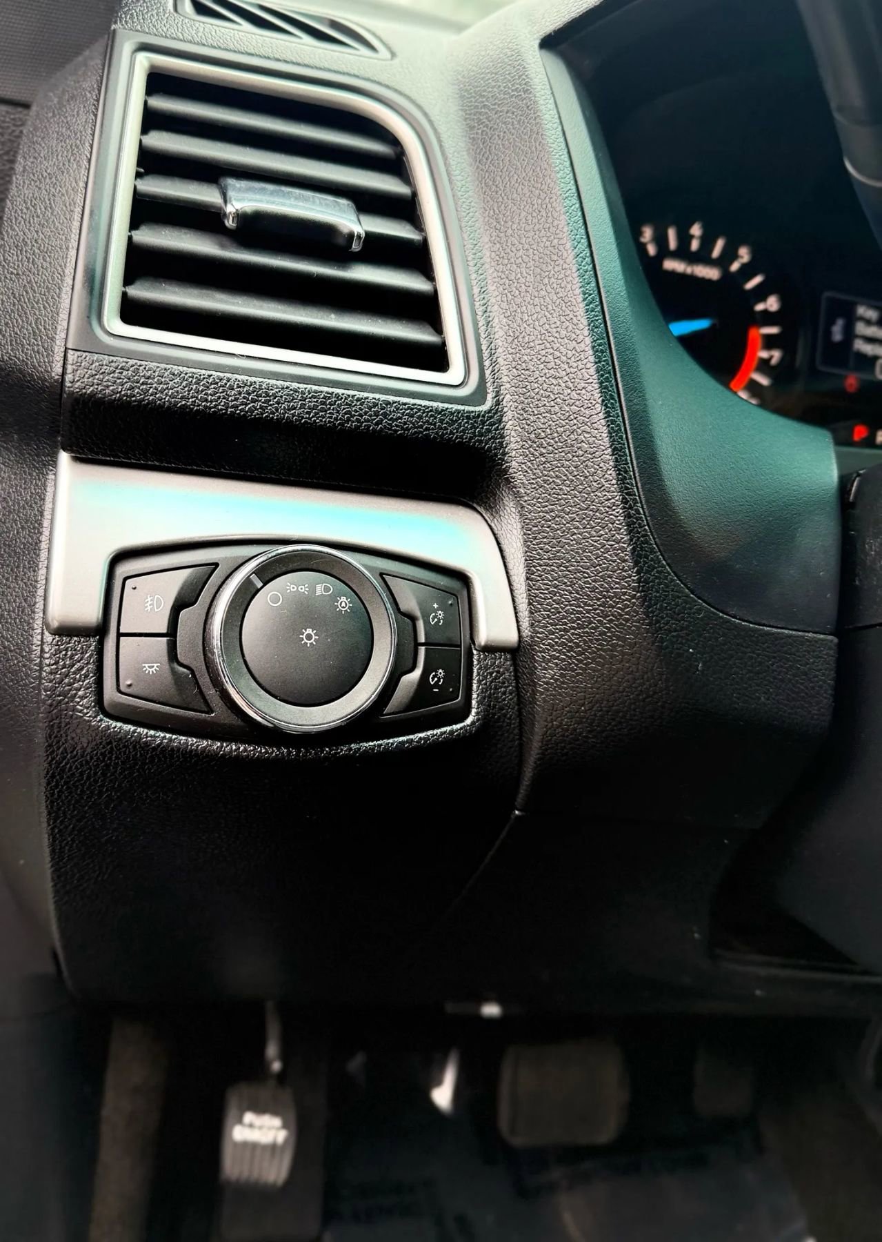 Used 2016 Ford Explorer XLT image 23