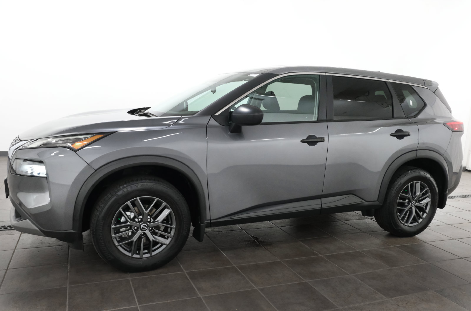 Used 2023 Nissan Rogue S AWD/4WD image 2