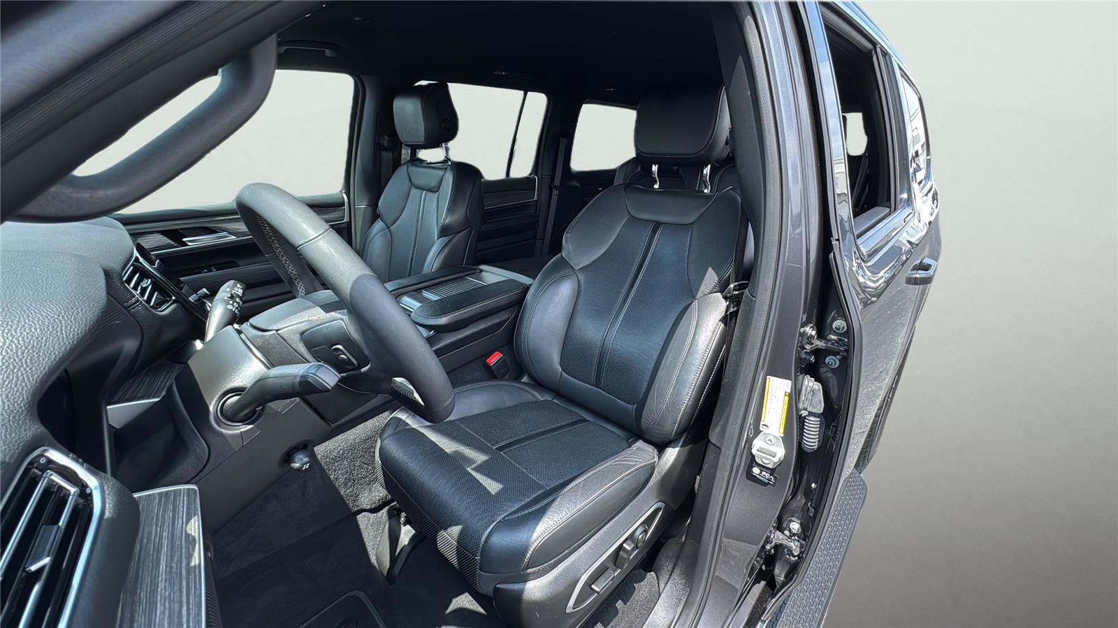 Certified 2024 Jeep Wagoneer L Series II w/ Flexible Seating Group AWD/4WD image 18