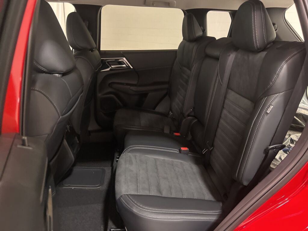 New 2025 Mitsubishi Outlander SE image 22