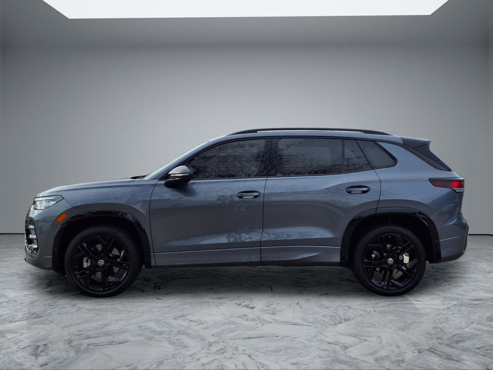 Used 2025 Volkswagen Tiguan SE R-Line image 5