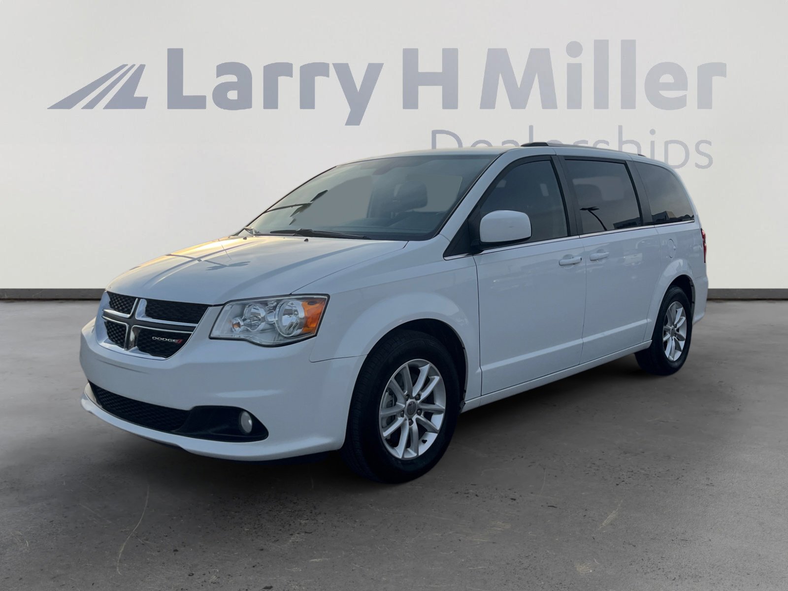 Used 2018 Dodge Grand Caravan SXT w/ Driver Convenience Group image 1