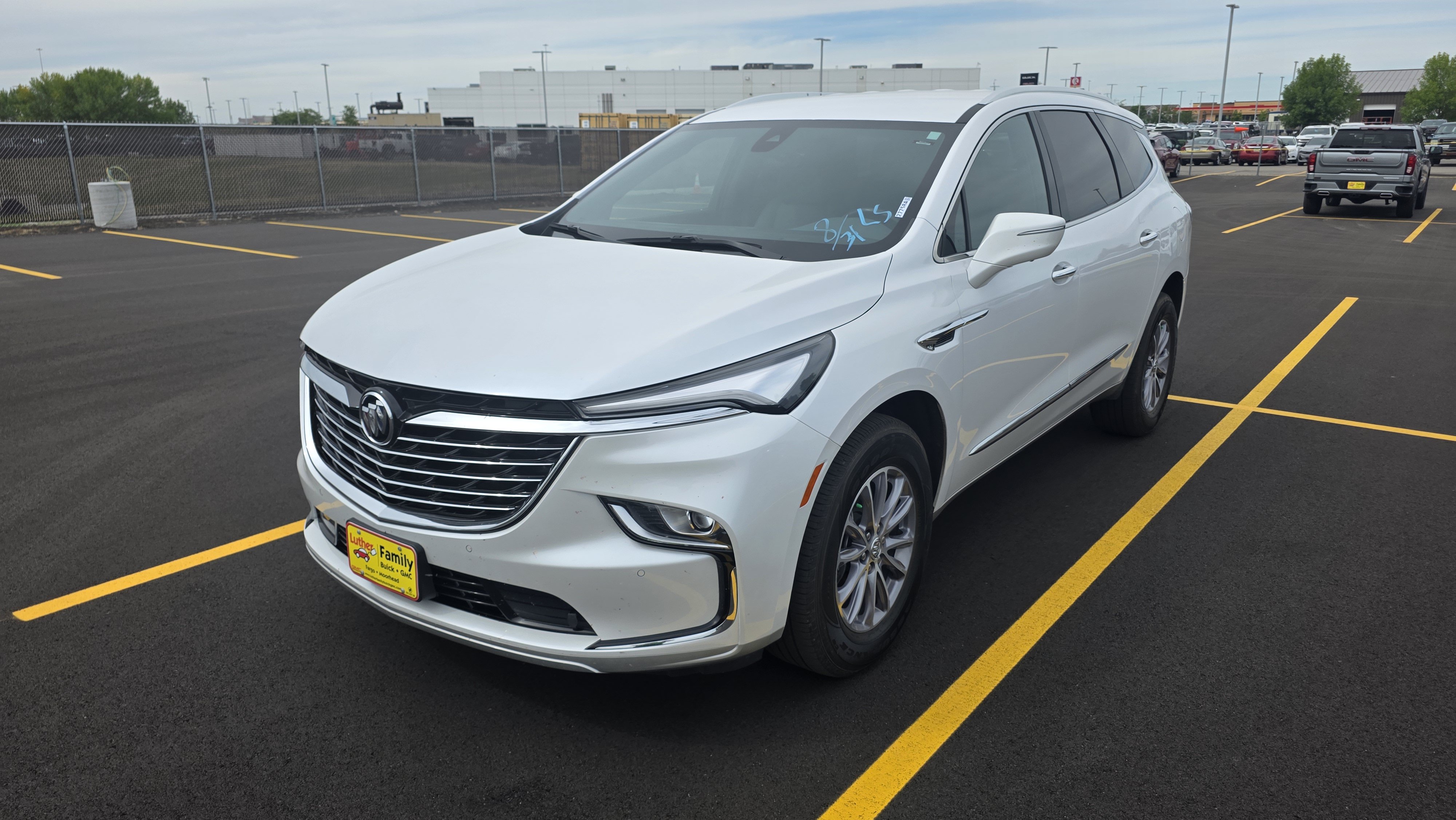 Used 2023 Buick Enclave Essence AWD/4WD image 3