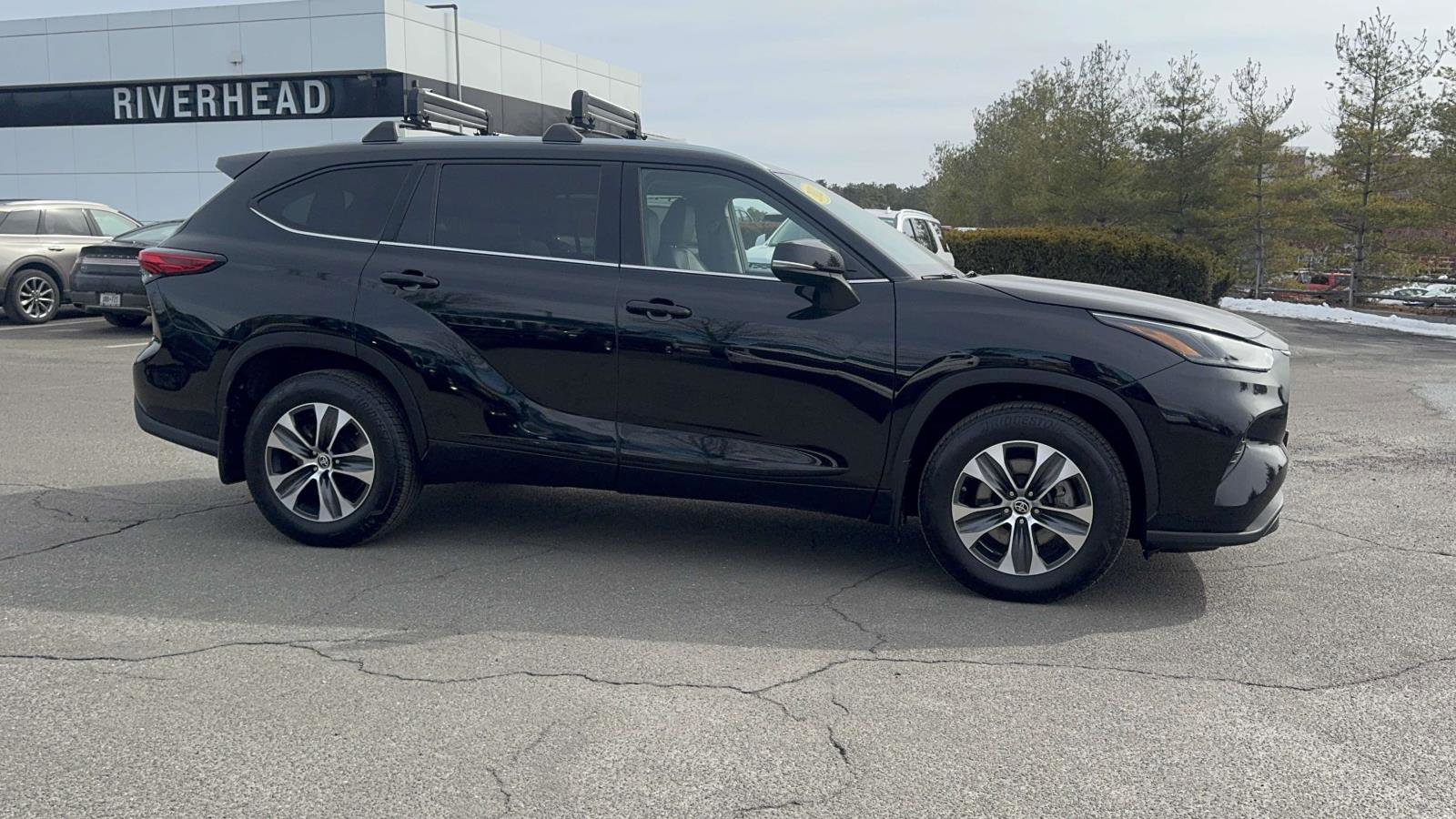 Used 2022 Toyota Highlander XLE AWD/4WD image 3