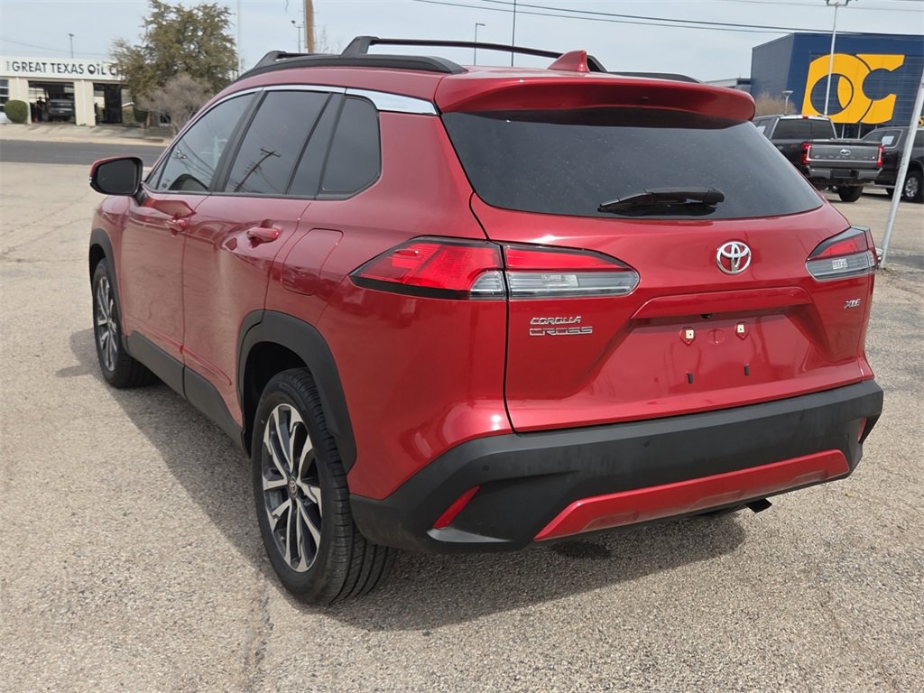 Used 2022 Toyota Corolla Cross XLE image 3