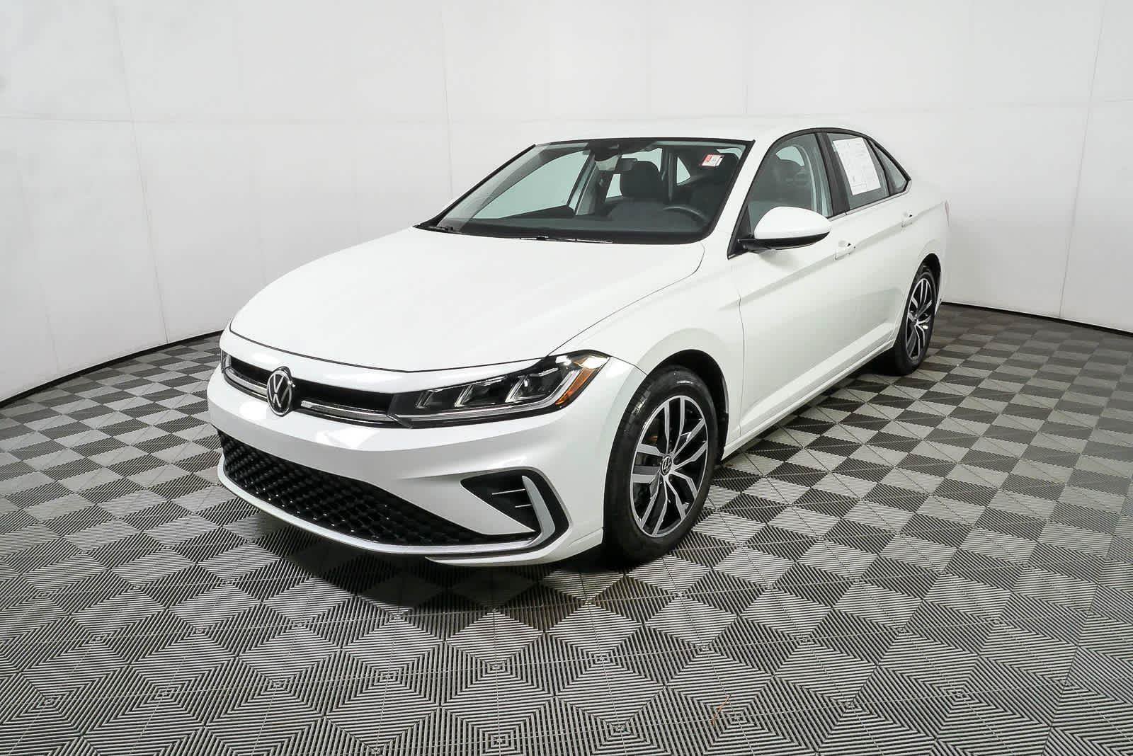 Certified 2025 Volkswagen Jetta SE FWD image 24