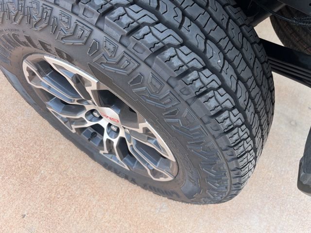 Used 2025 GMC Canyon AT4 w/ Off-Road Front Bumper Package image 9