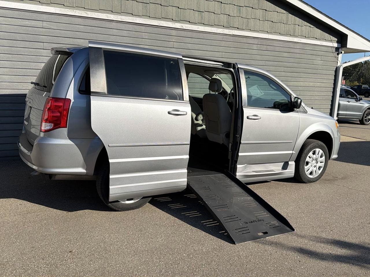Used 2016 Dodge Grand Caravan SE w/ Quick Order Package 29E SE FWD image 4