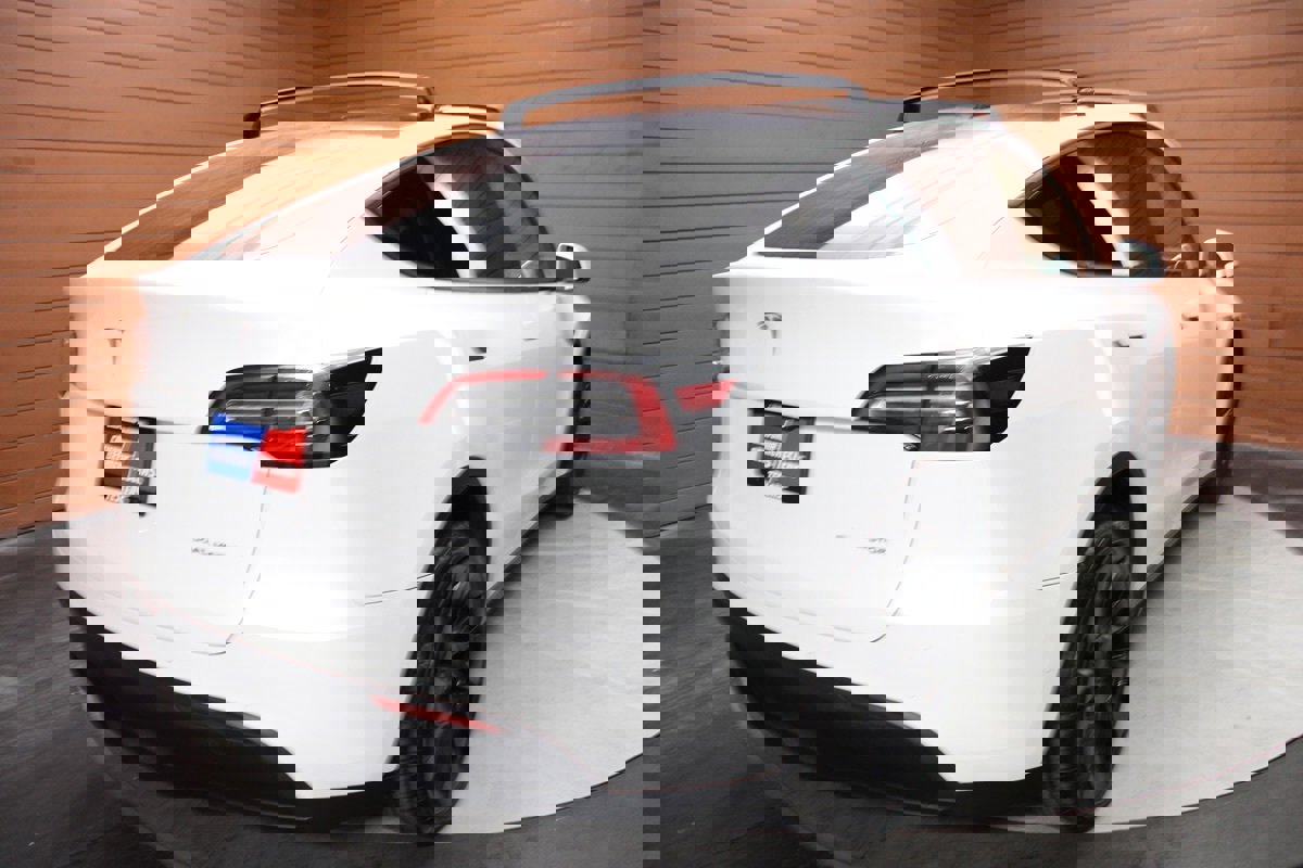 Used 2022 Tesla Model Y Long Range image 17