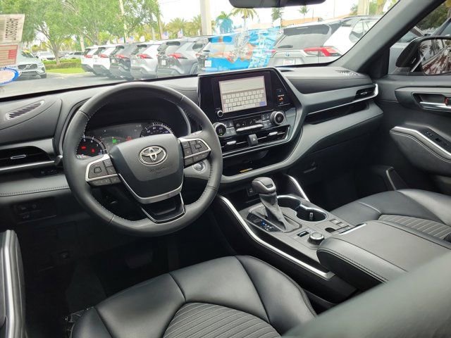 Used 2023 Toyota Highlander XSE AWD/4WD image 11