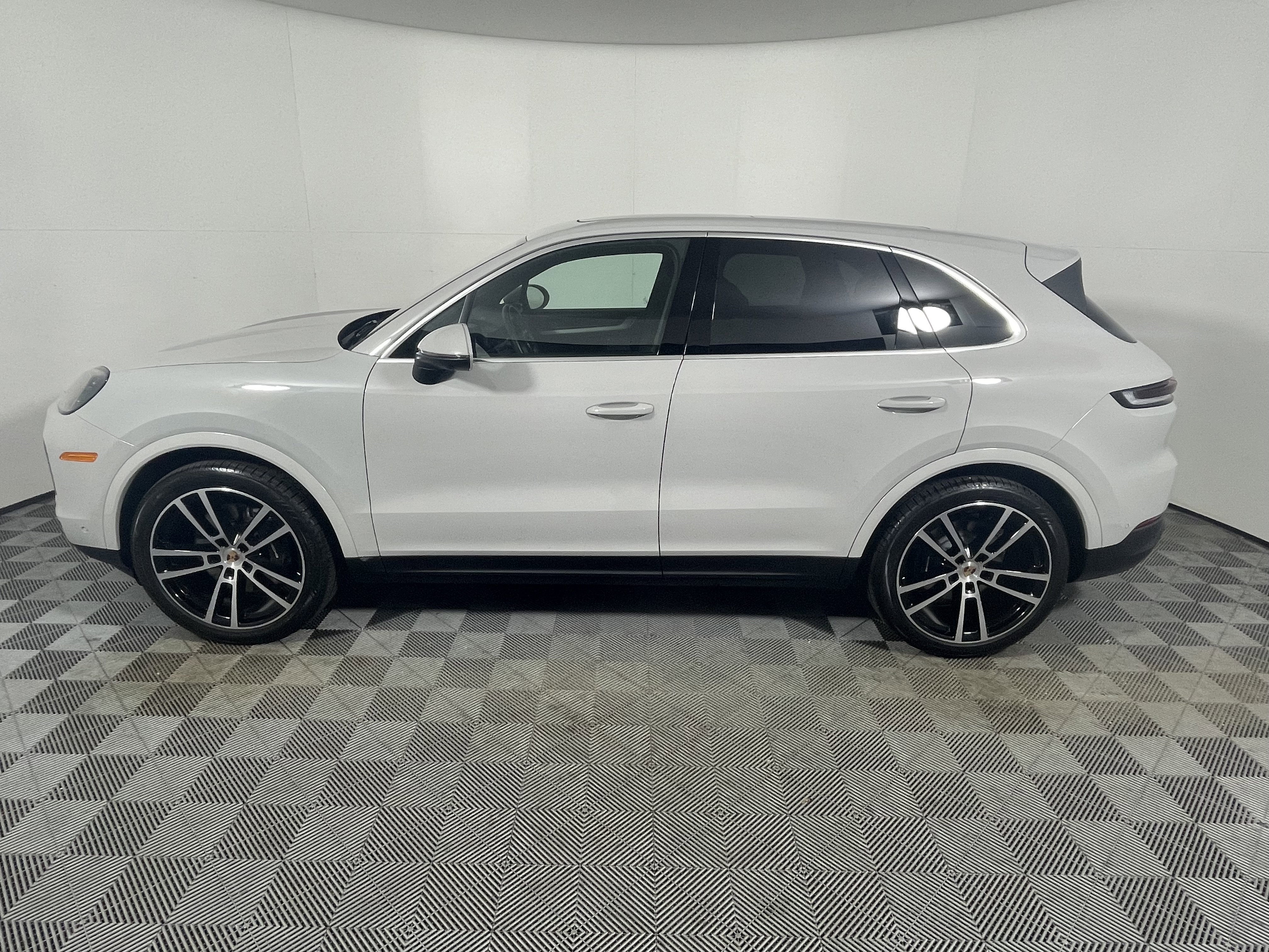 Used 2025 Porsche Cayenne image 2