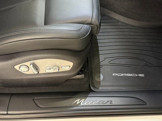 Certified 2025 Porsche Macan AWD/4WD image 22