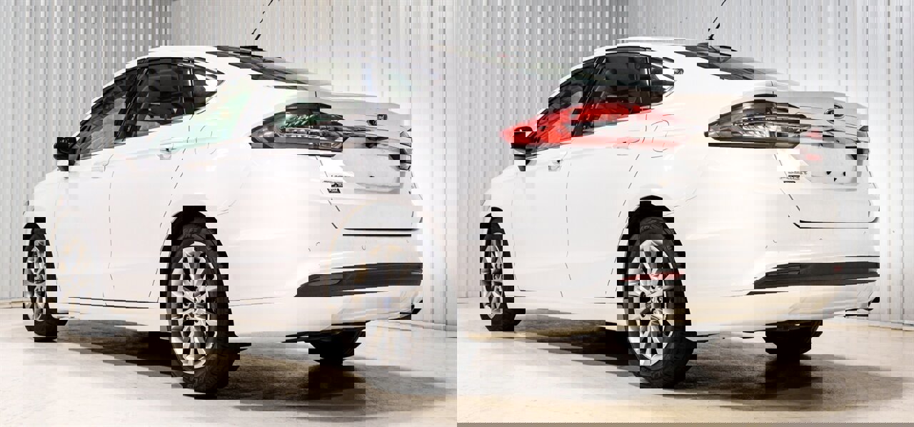 Used 2017 Ford Fusion SE w/ Fusion SE Technology Package image 5