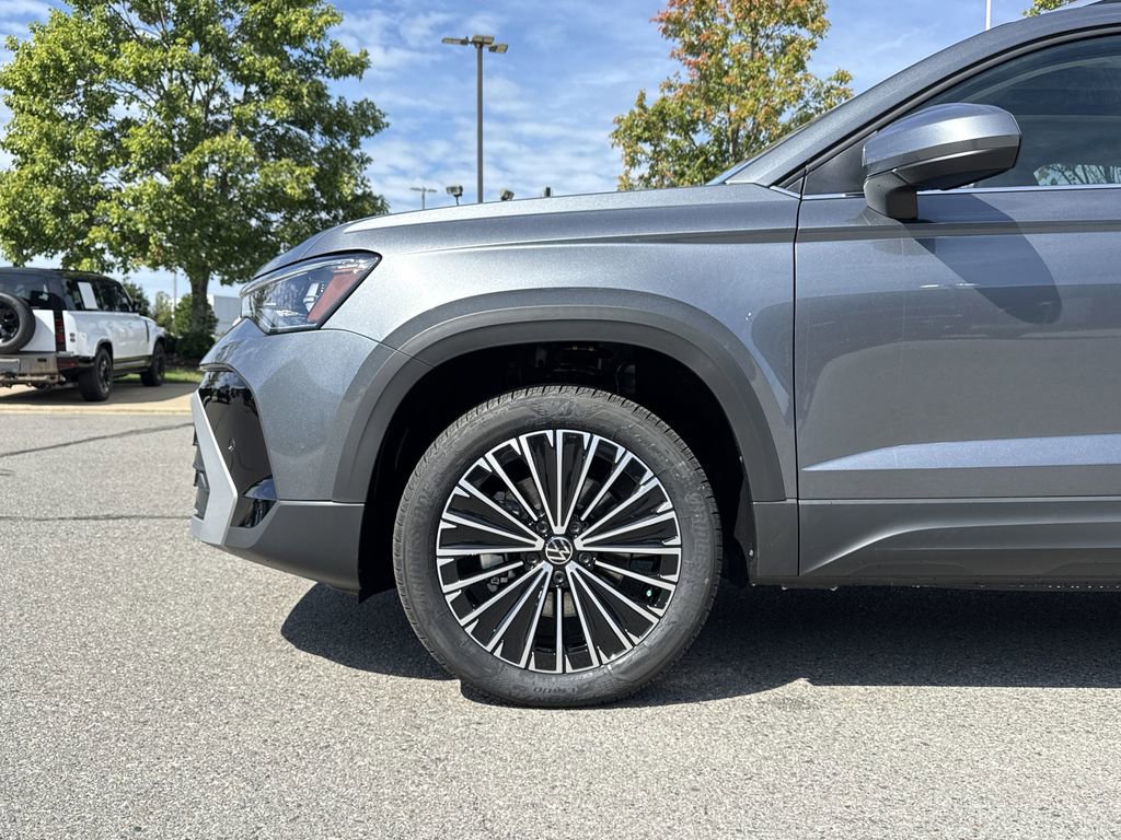 New 2025 Volkswagen Taos SE image 9