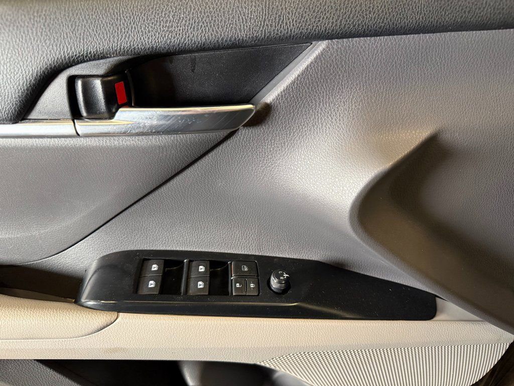 Used 2018 Toyota Camry LE FWD image 18