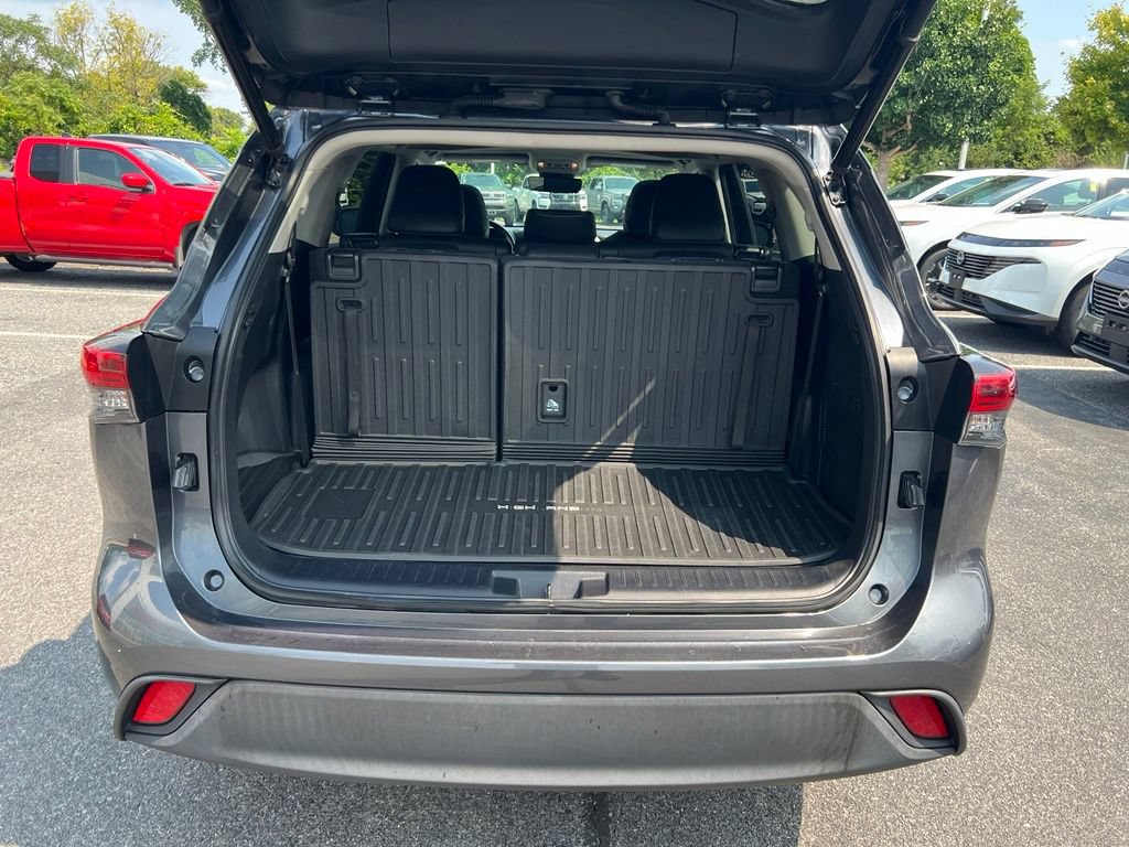 Used 2020 Toyota Highlander XLE AWD/4WD image 16