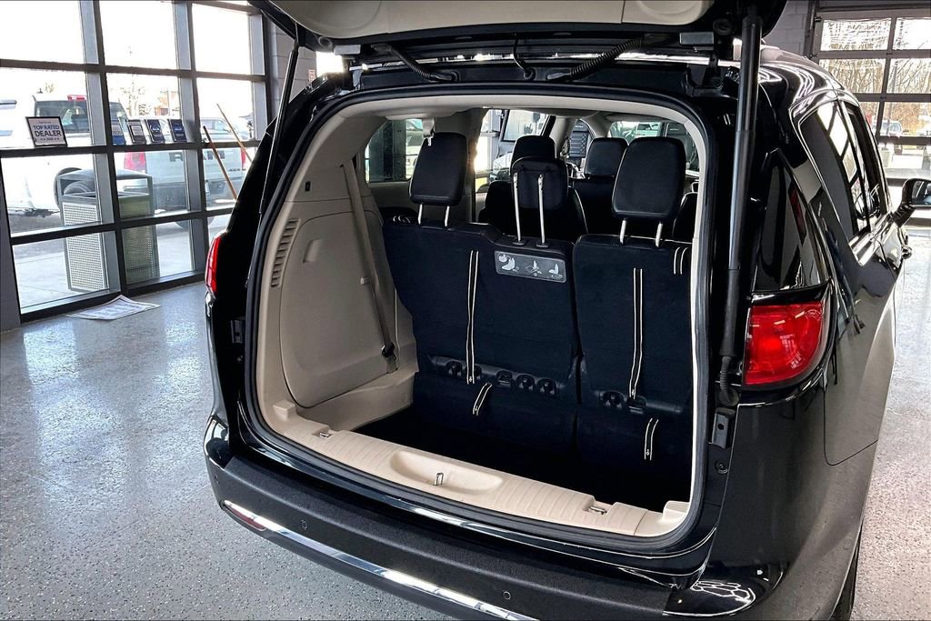 Used 2017 Chrysler Pacifica Touring-L image 23