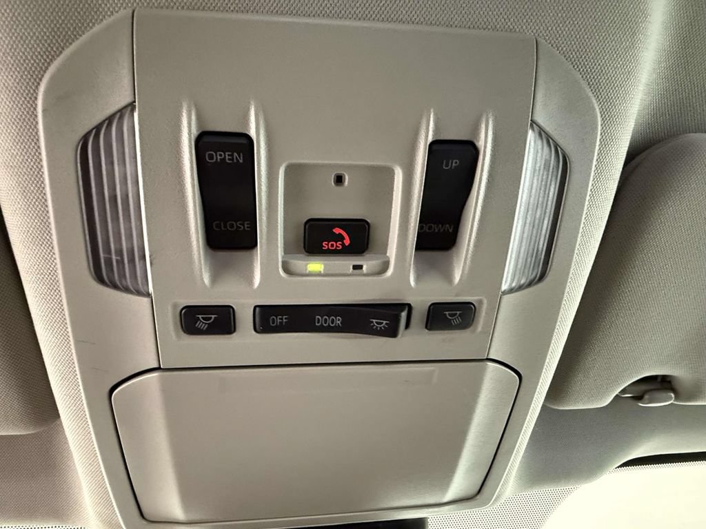 Used 2024 Toyota Highlander XLE AWD/4WD image 29
