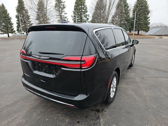 Used 2024 Chrysler Pacifica Touring-L image 6