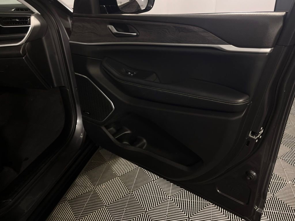 Used 2022 Jeep Grand Cherokee Limited 4xe image 28