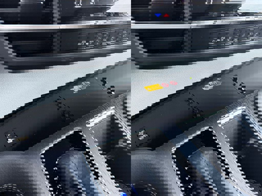 Used 2025 Toyota Sienna LE w/ LE Plus Package image 25