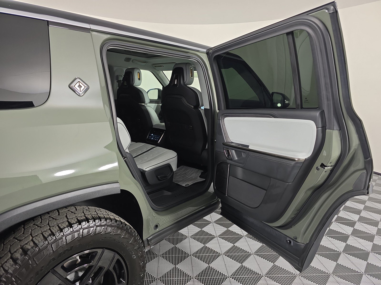 Used 2023 Rivian R1S Launch Edition AWD/4WD image 19