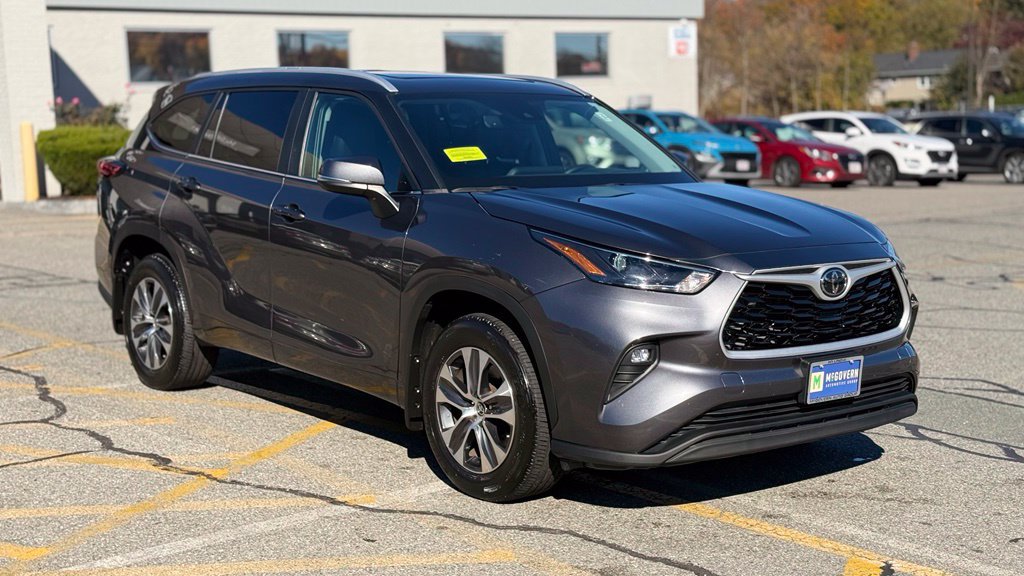 Used 2023 Toyota Highlander XLE AWD/4WD image 9