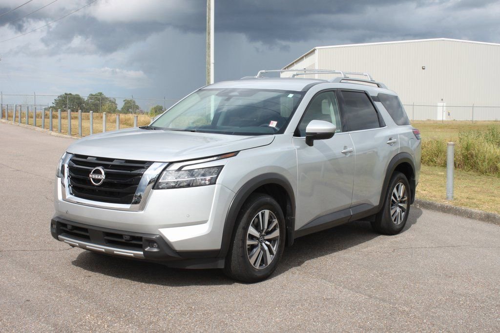 Used 2023 Nissan Pathfinder SL w/ Lighting Package (N92) image 2