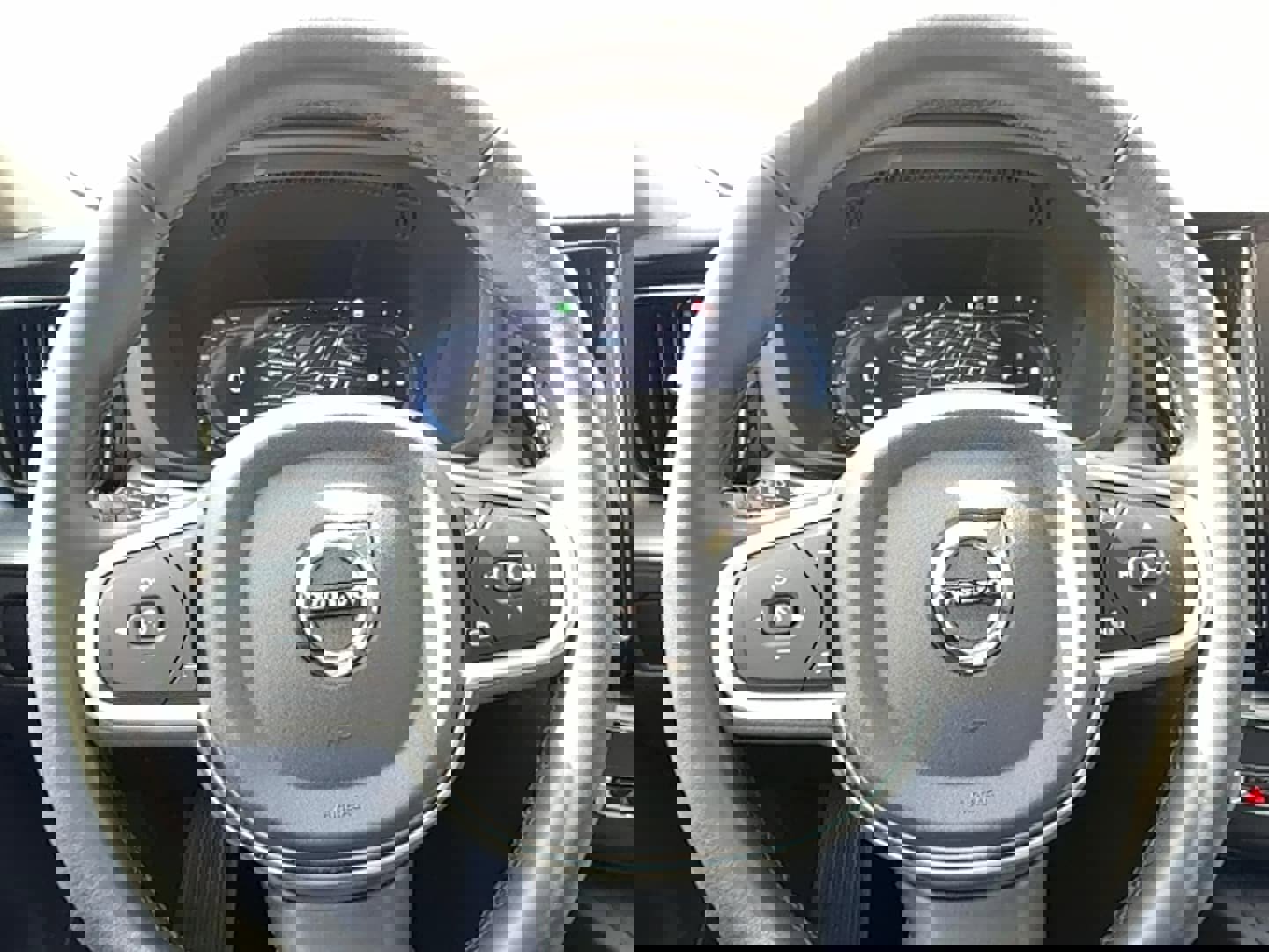 Used 2025 Volvo XC60 B5 Core image 15