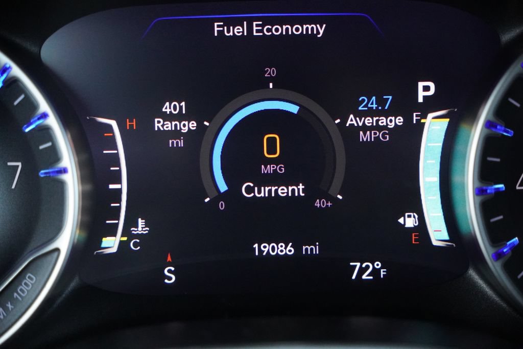 Used 2025 Chrysler Pacifica Select w/ Uconnect Theater Family Group AWD/4WD image 8