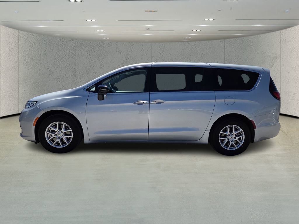 Used 2024 Chrysler Pacifica Touring-L image 6