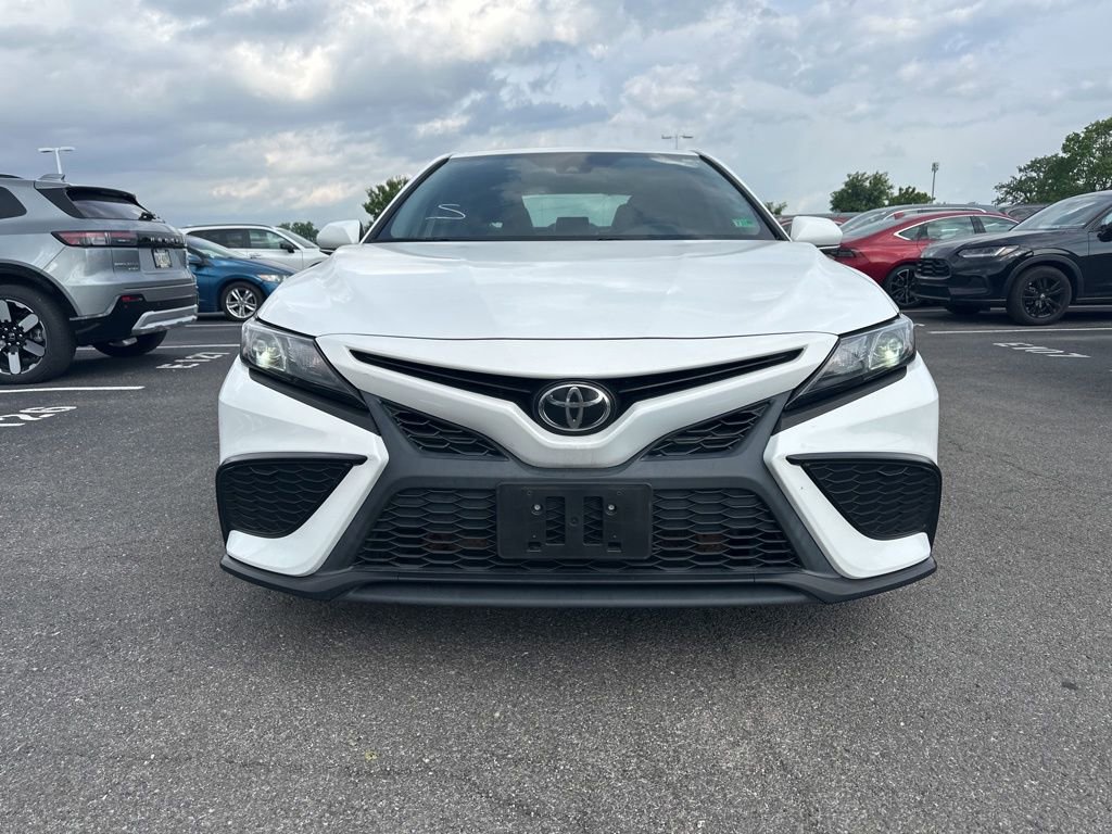 Used 2022 Toyota Camry SE FWD image 3