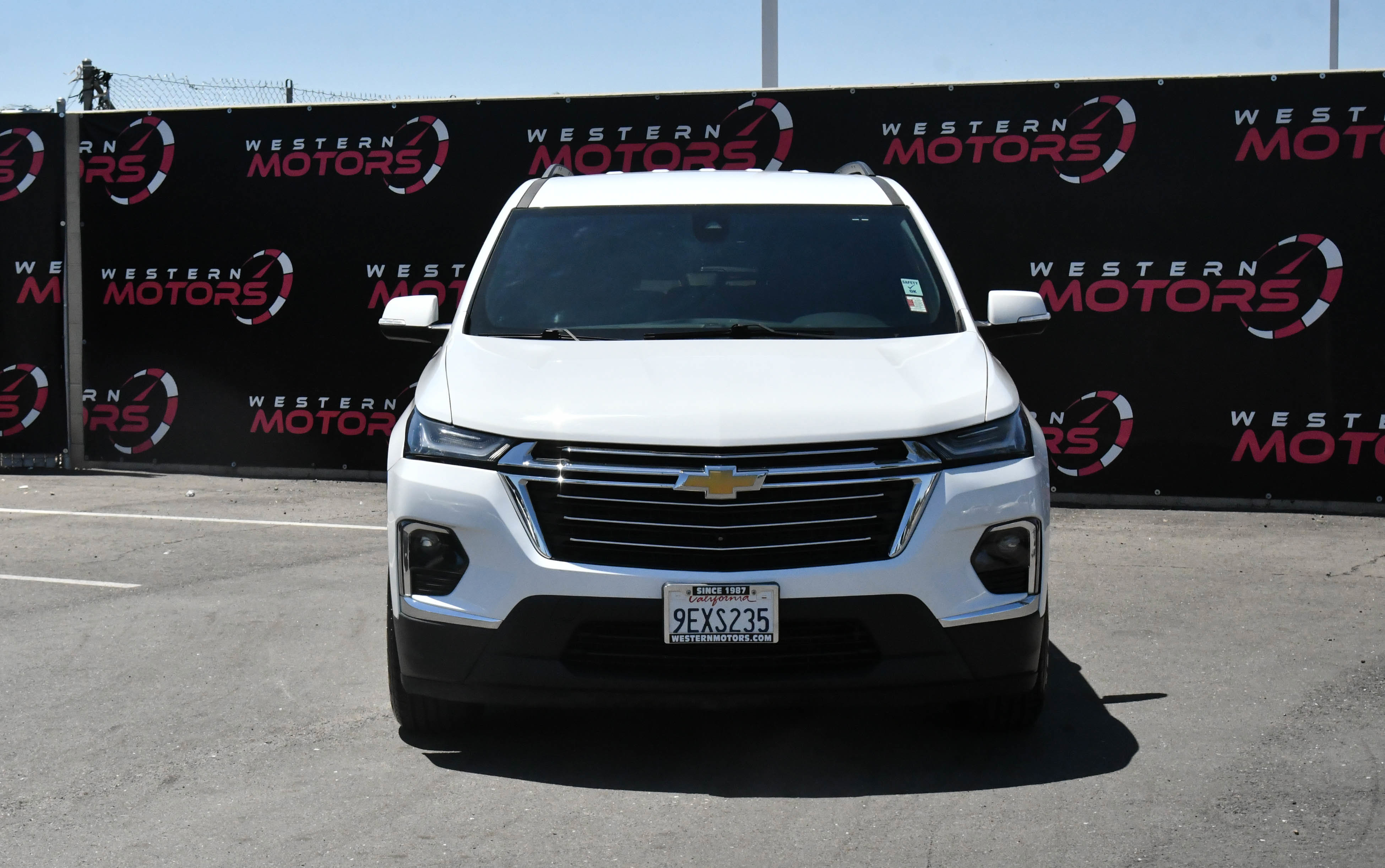 Used 2023 Chevrolet Traverse LT FWD image 2